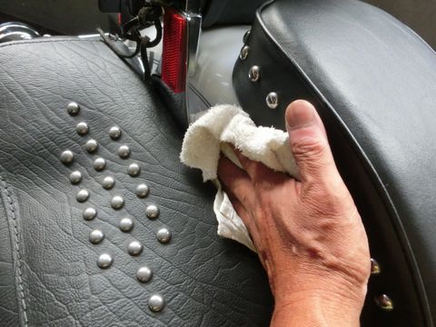 バイクの塗装汚れをタオル拭きで落とすコツと方法
