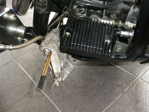 バイクの狭い部分の仕上げに便利な筆を使う方法