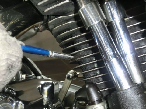 バイクの細部箇所の手入れに役立つ歯ブラシ仕上げ
