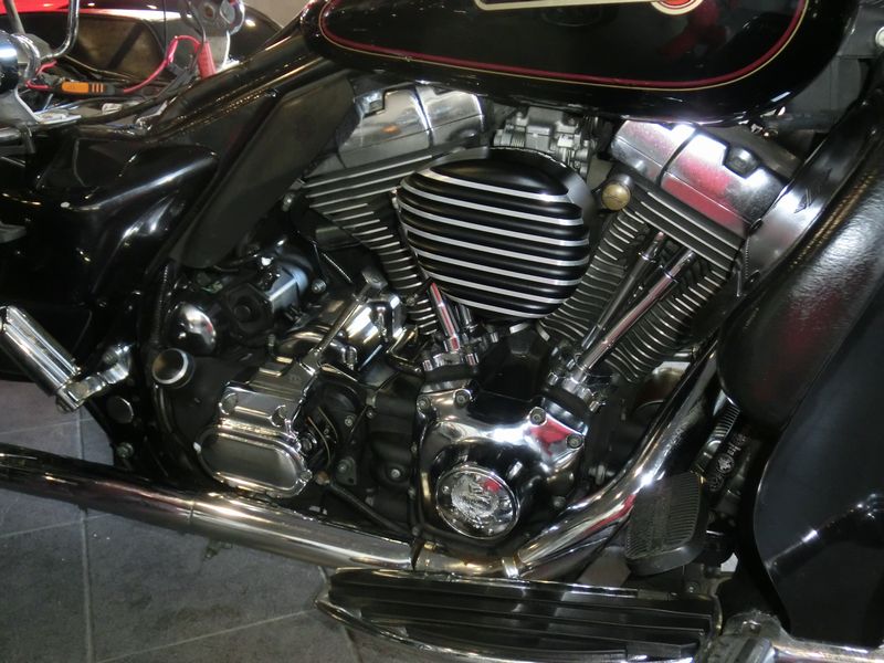 Ｐ８コートを使ったバイクのエンジン周りの黒色素材ケア