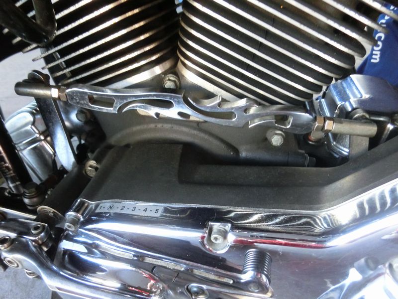 バイクの複雑なエンジン周りの黒色パーツ美観ケア