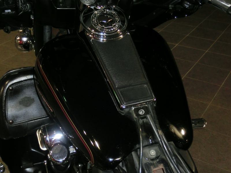 擦り傷が目立つ黒いバイクのタンクを綺麗にする方法
